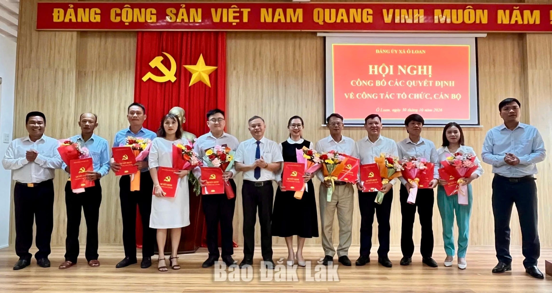 Lãnh đạo xã trao quyết định và tặng hoa chúc mừng các chi bộ.