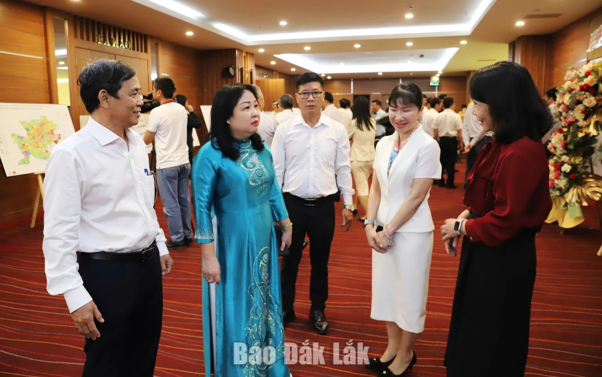 Đồng chí Cao Thị Hòa An, Ủy viên Trung ương Đảng, Phó Bí thư Thường trực Tỉnh ủy, Chủ tịch HĐND tỉnh trao đổi với các đại biểu.