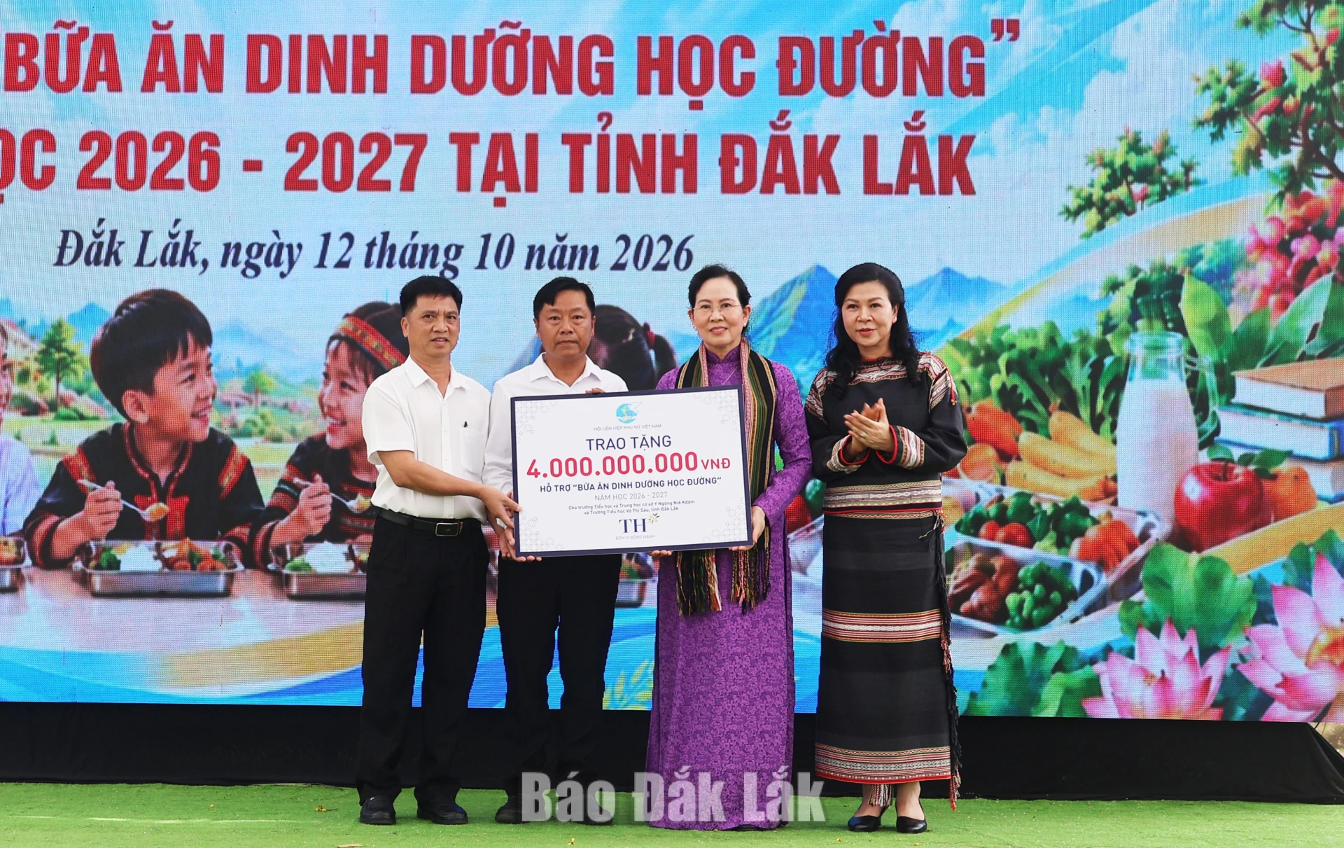 Đoàn công tác Trung ương Hội LHPN Việt Nam trao bảng hỗ trợ 4 tỷ đồng cho Trường Tiểu học và THCS Y Ngông Niê Kdăm (xã Đắk Phơi) và Trường Tiểu học Võ Thị Sáu (xã Phú Xuân).