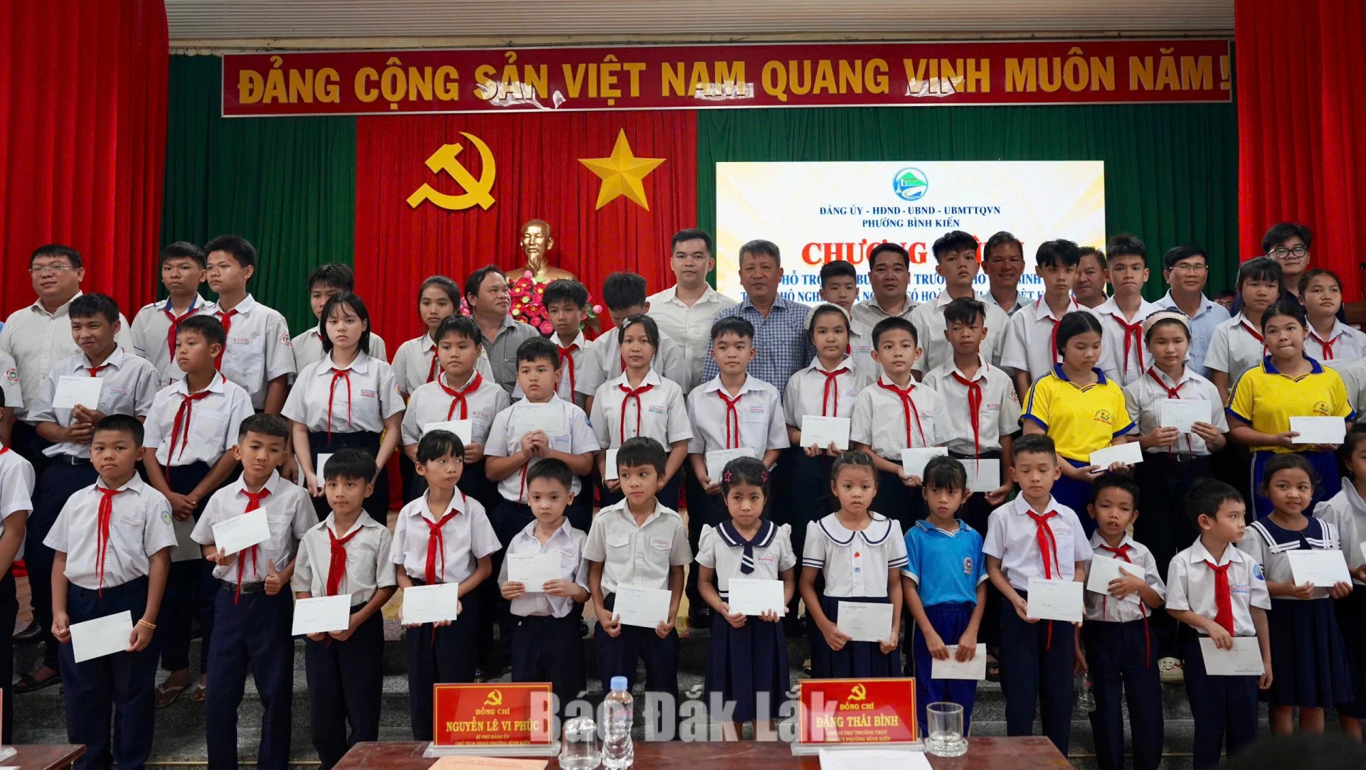Các cơ quan, doanh nghiệp và nhà hảo tâm cùng lãnh đạo phường Bình Kiến trao quà cho các em học sinh. 
