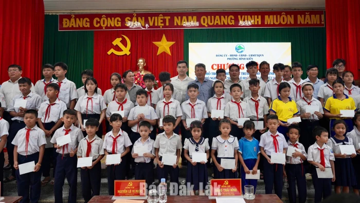 Phường Bình Kiến: Tiếp sức học sinh nghèo vững bước đến trường