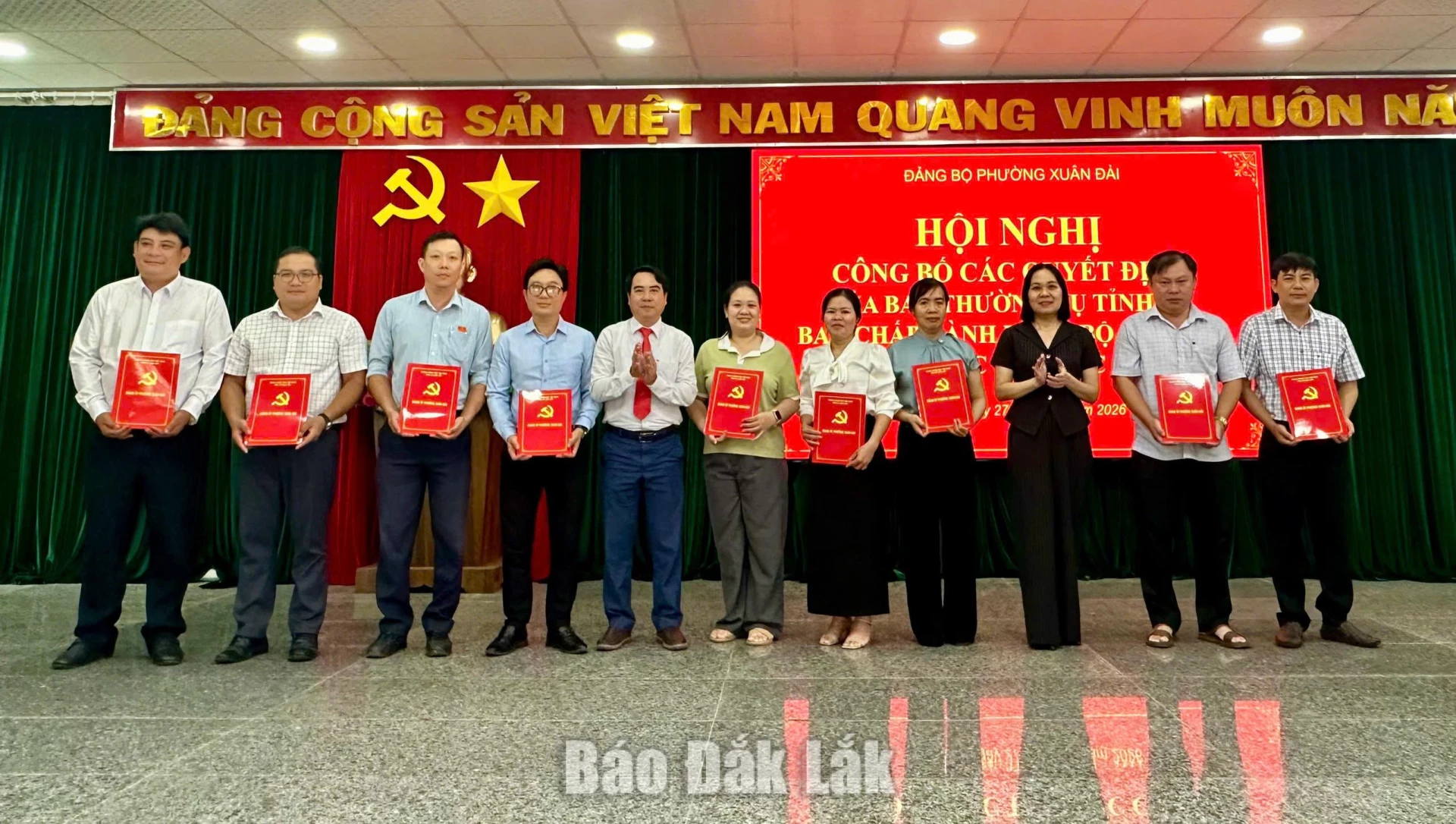 Lãnh đạo phường trao quyết định thành lập các chi bộ trực thuộc Đảng ủy.