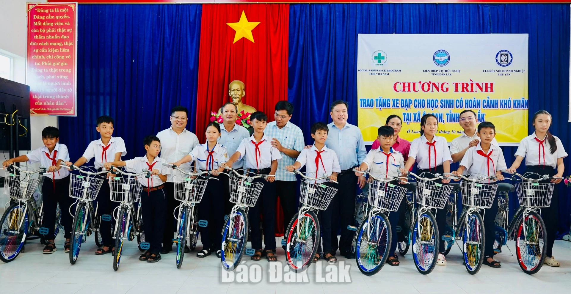 Ban tổ chức tặng xe cho các em học sinh.