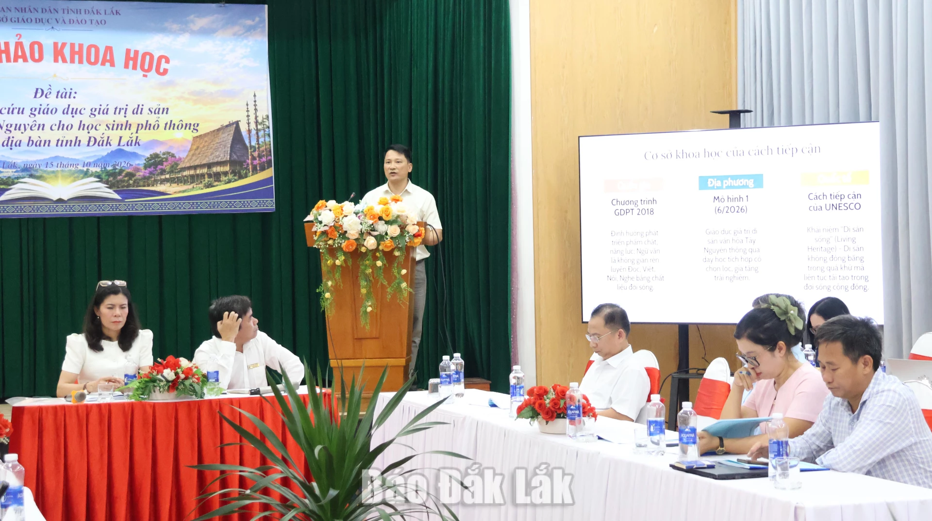 Đại biểu trình bày tham luận tại hội thảo.