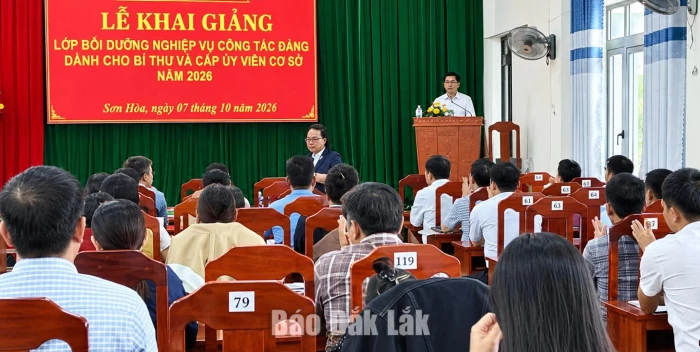 60 cán bộ cơ sở được bồi dưỡng nghiệp vụ công tác Đảng