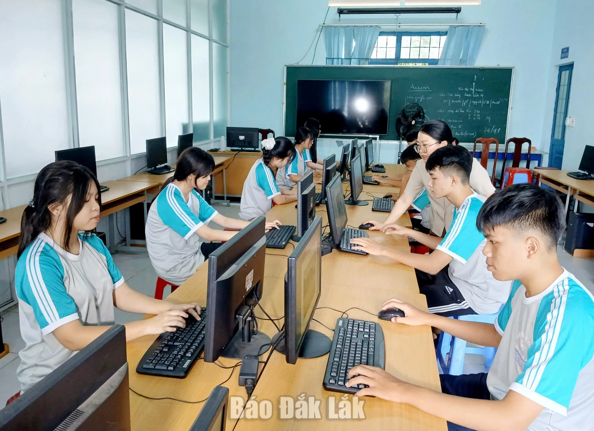 A practical computer science lesson for students at Chu Van An High School in Buon Ma Thuot ward.