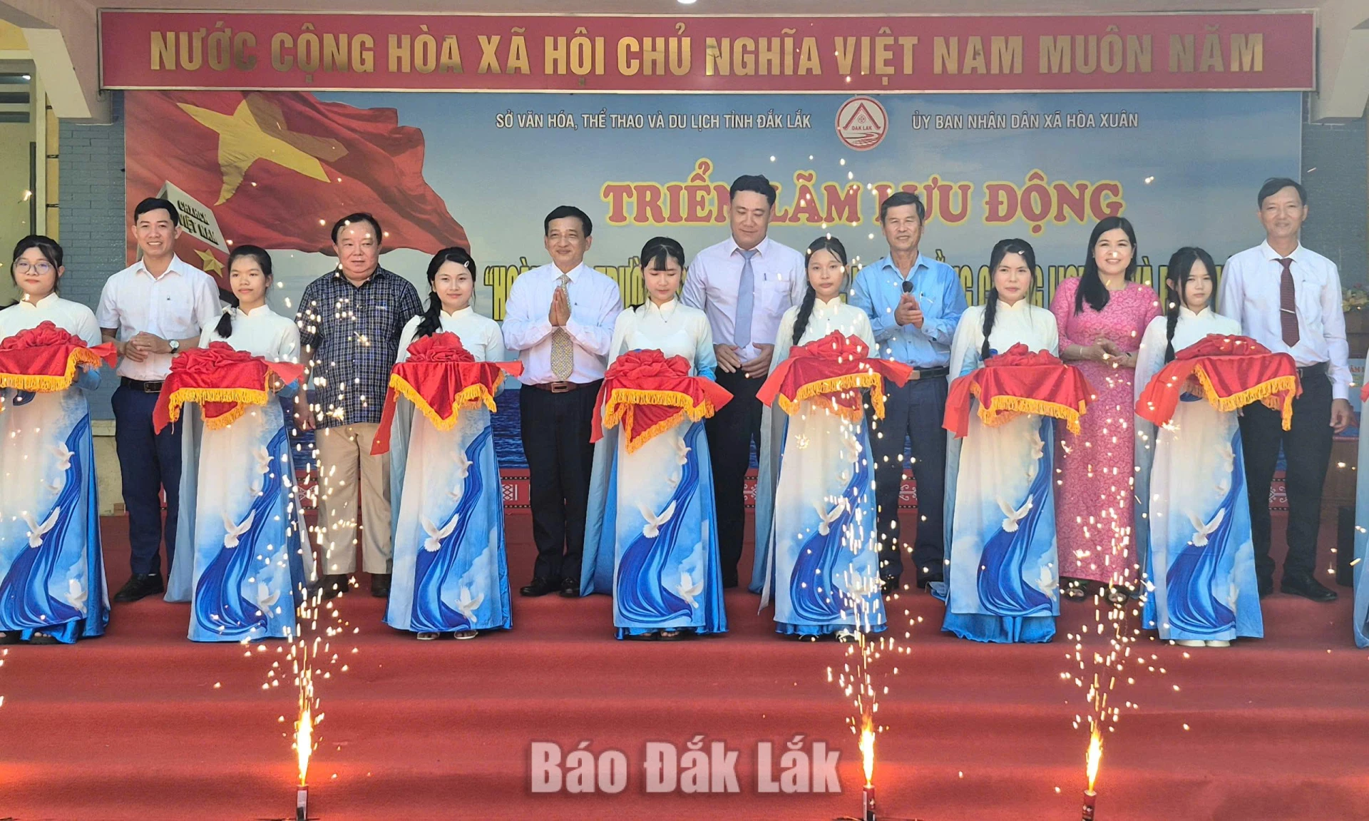 Các đại biểu cắt băng khai mạc triển lãm.