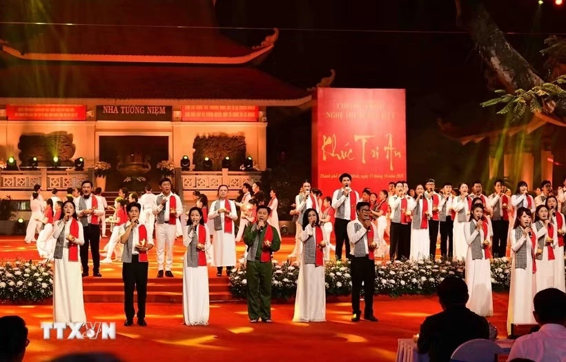 Tiết mục văn nghệ trong chương trình. Ảnh: TTXVN