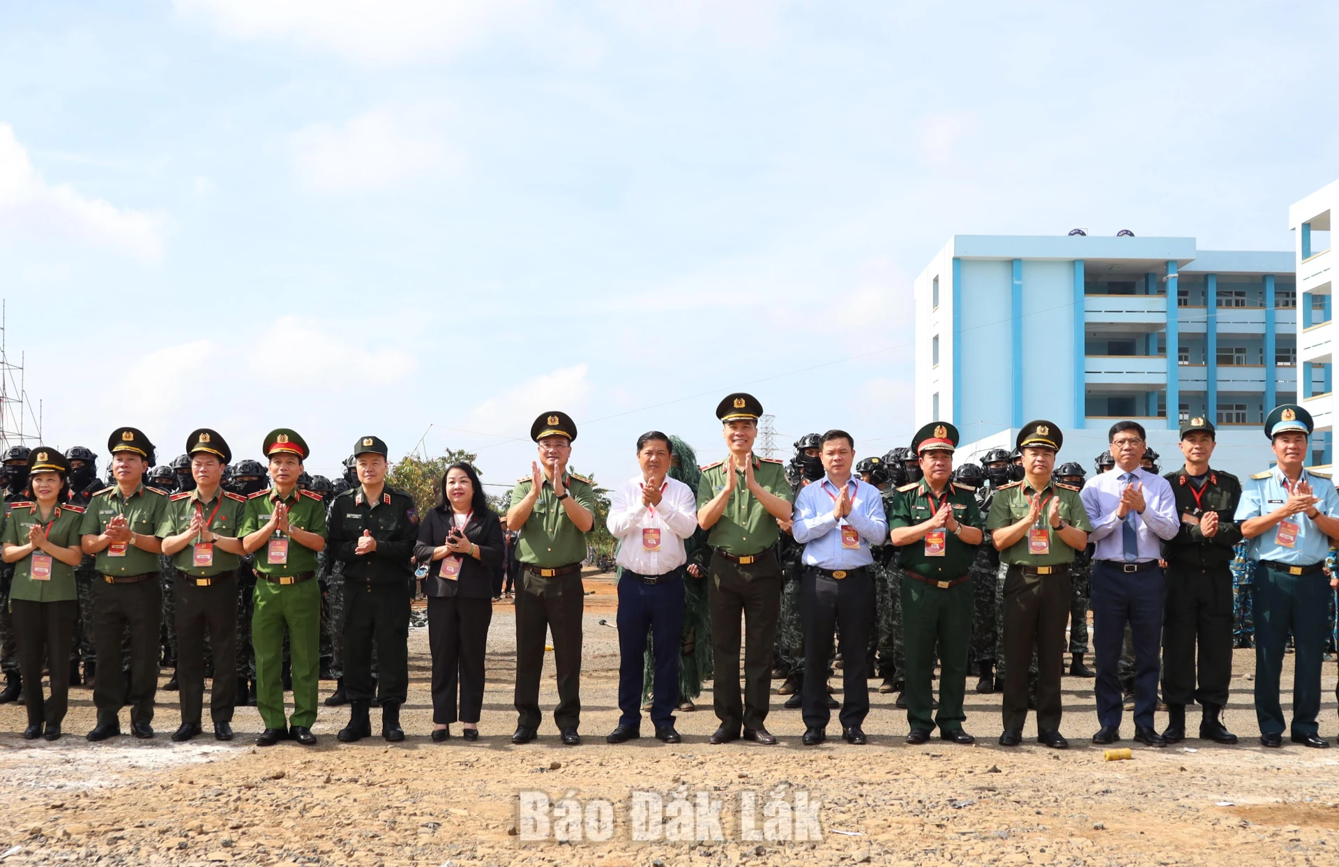 Các đại biểu chụp ảnh lưu niệm.