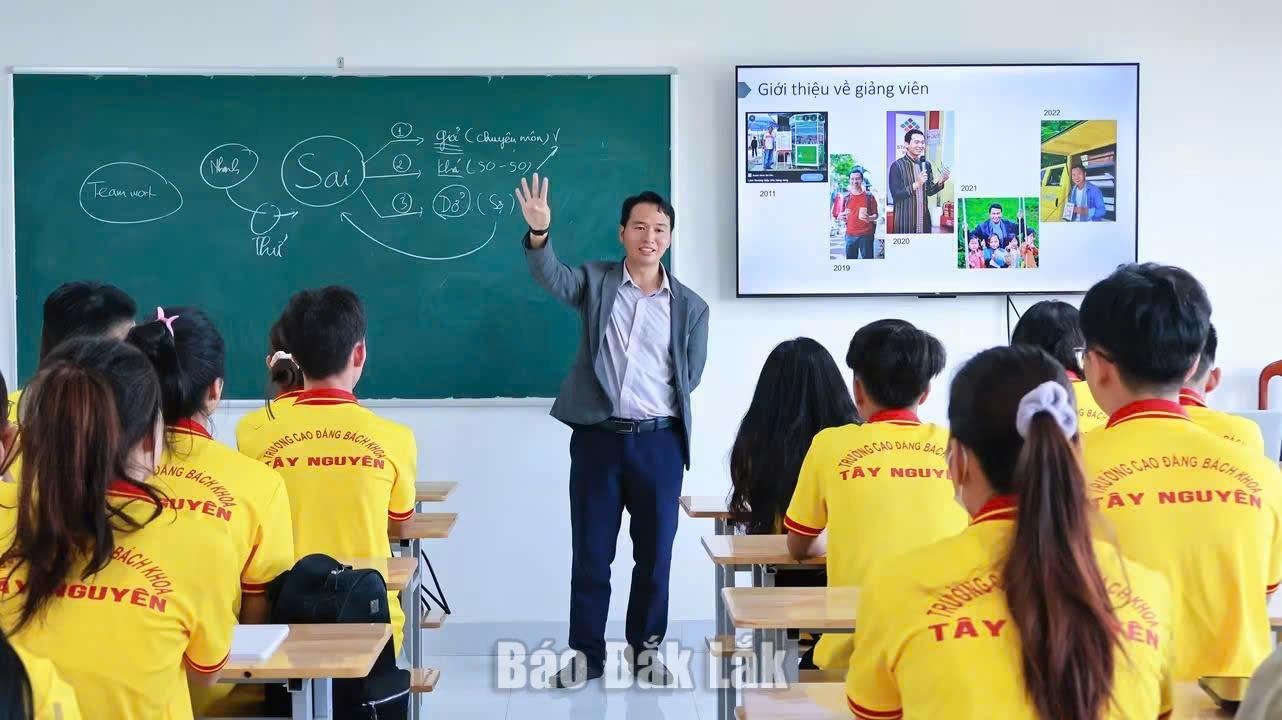 Anh Phạm Thanh Tuấn, Giám đốc Doanh nghiệp xã hội Bồ Công Anh, Giảng viên Khởi nghiệp đổi mới sáng tạo quốc gia chia sẻ với sinh viên về việc tự học.