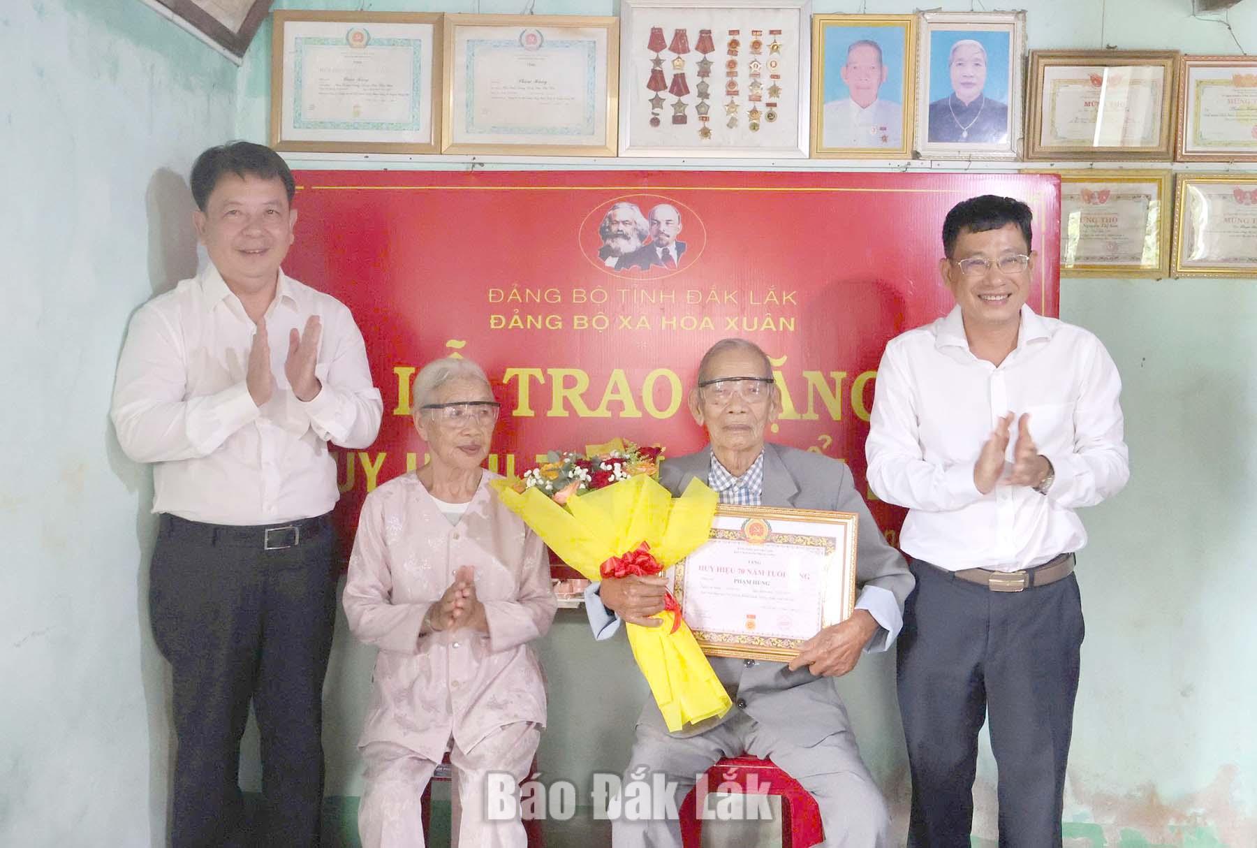 Ủy viên Ban Thường vụ Tỉnh ủy, Trưởng Ban Quản lý các khu kinh tế và các khu công nghiệp tỉnh Đắk Lắk Huỳnh Lữ Tân và Bí thư Đảng ủy xã Hòa Xuân Đặng Hồng Lĩnh chúc mừng đảng viên Phạm Hùng.