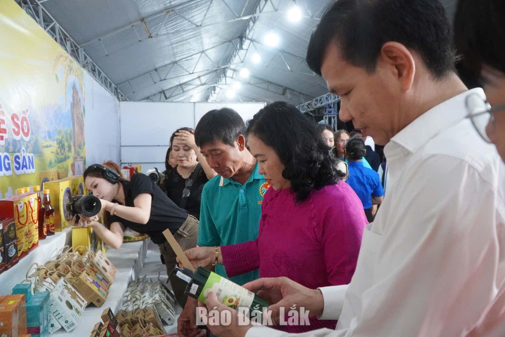 Lãnh đạo phường Tuy Hòa thăm các gian hàng OCOP địa phương.