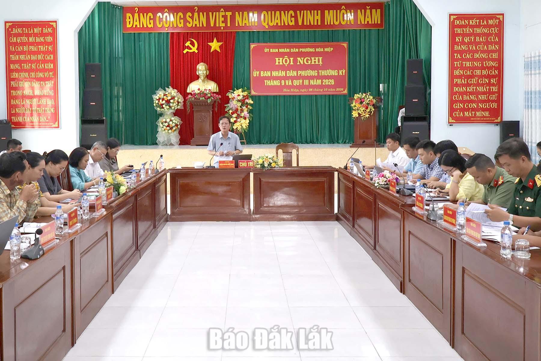 Các đại biểu tham dự hội nghị thường kỳ tháng 9 của UBND phường Hòa Hiệp.