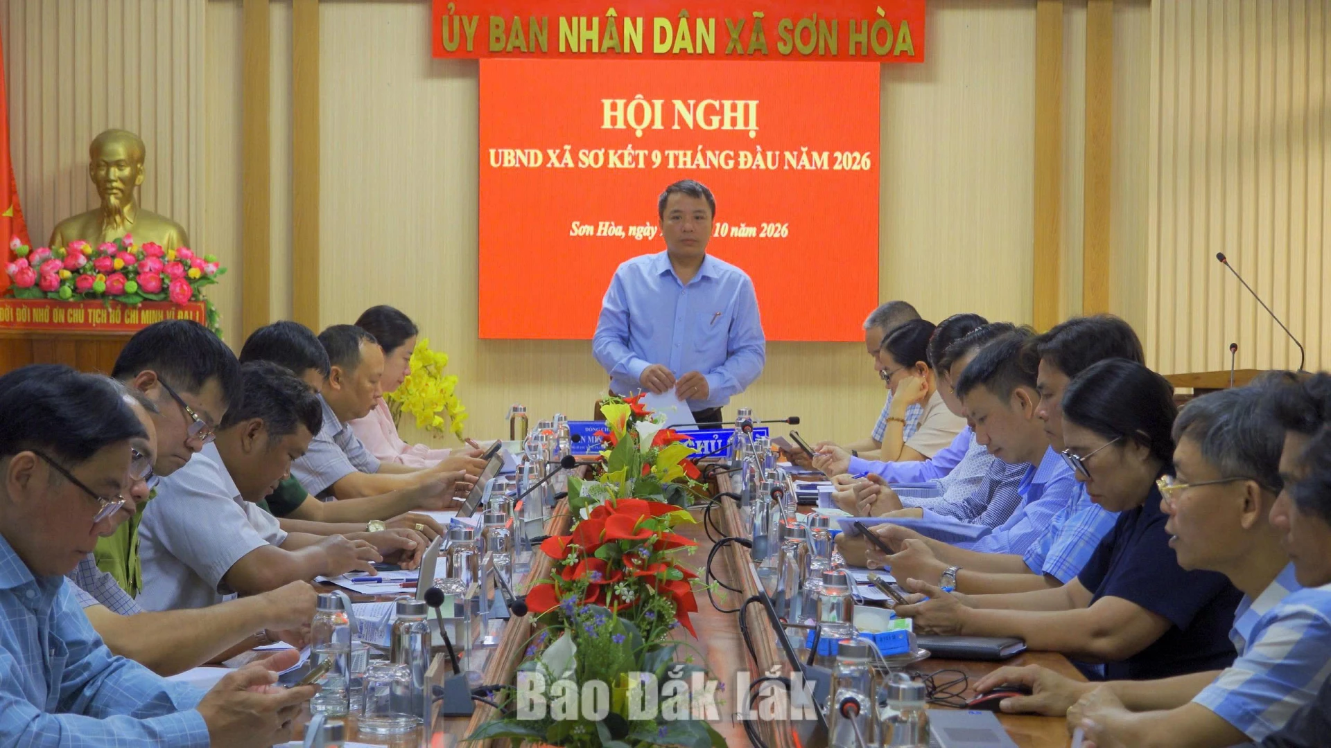 Ông Trần Minh Thân, Chủ tịch UBND xã Sơn Hòa chủ trì hội nghị.