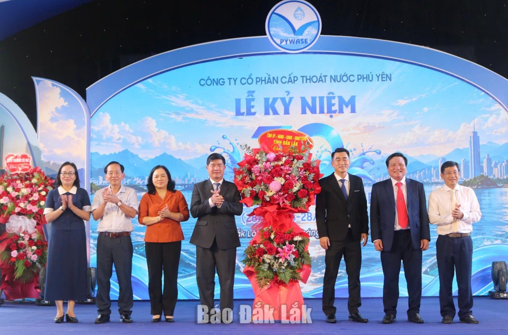 Lãnh đạo tỉnh tặng hoa chúc mừng công ty.