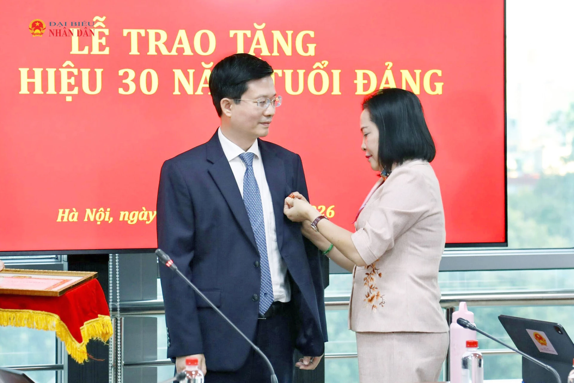 Phó Chủ tịch Quốc hội Nguyễn Thị Thanh trao Huy hiệu 30 năm tuổi Đảng cho đồng chí Đỗ Chí Nghĩa. Ảnh: daibieunhandan.vn