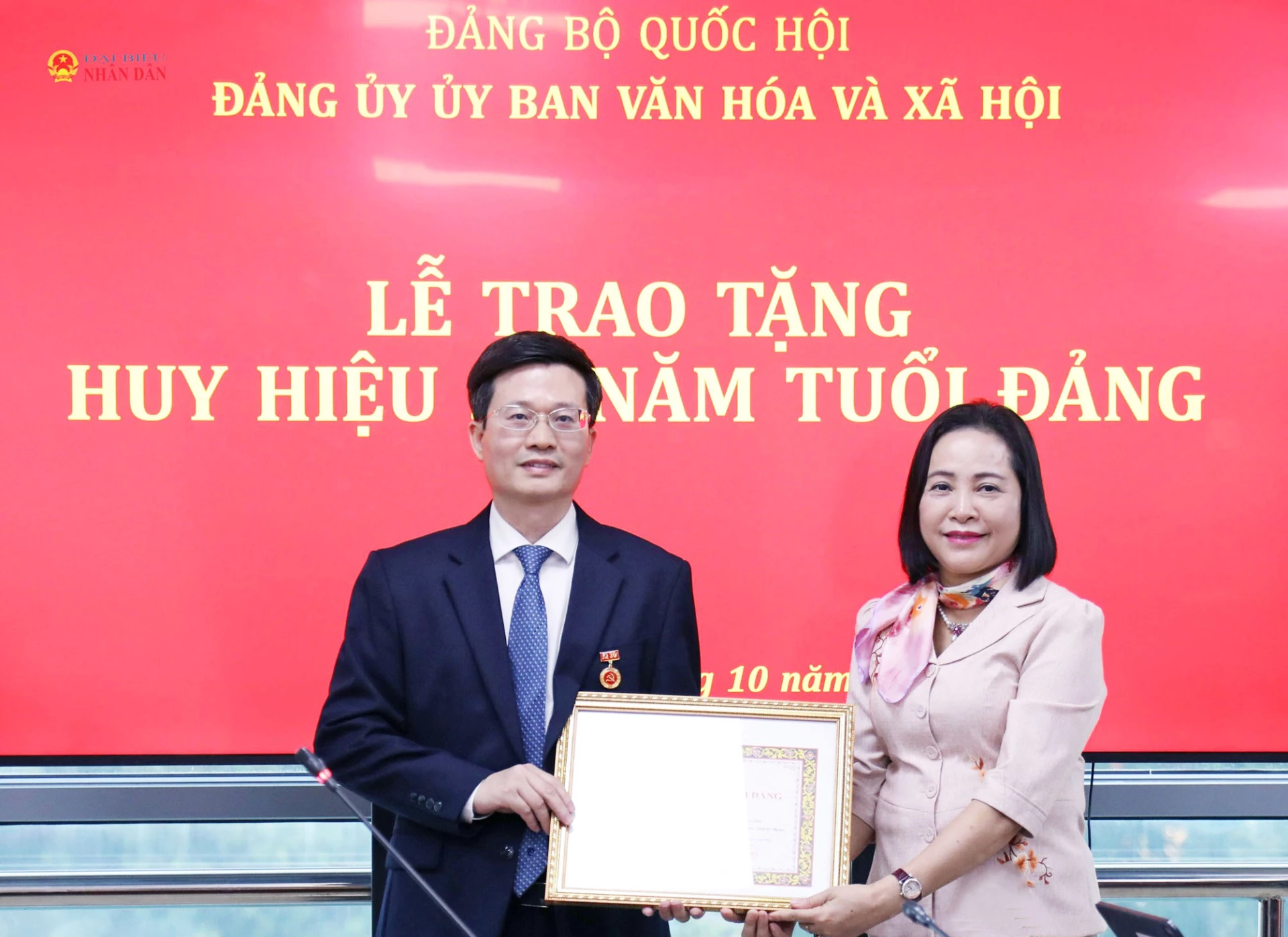 Phó Chủ tịch Quốc hội Nguyễn Thị Thanh trao Huy hiệu 30 năm tuổi Đảng cho đồng chí Đỗ Chí Nghĩa. Ảnh: daibieunhandan.vn
