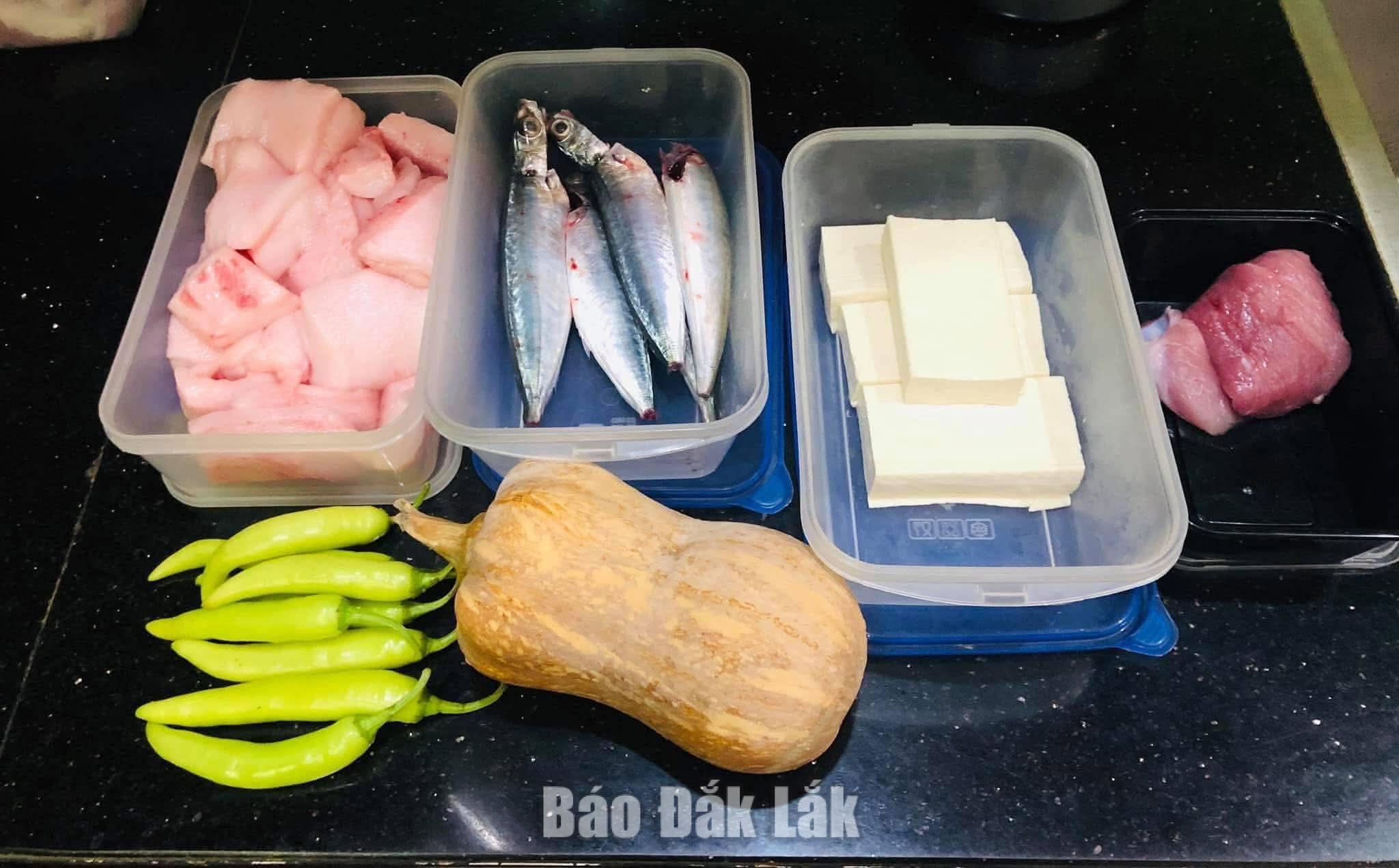 Những dụng cụ dùng đi chợ hằng ngày của chị Đào Thị Ngọc, nhờ vậy chị không cần sử dụng túi nylon. 