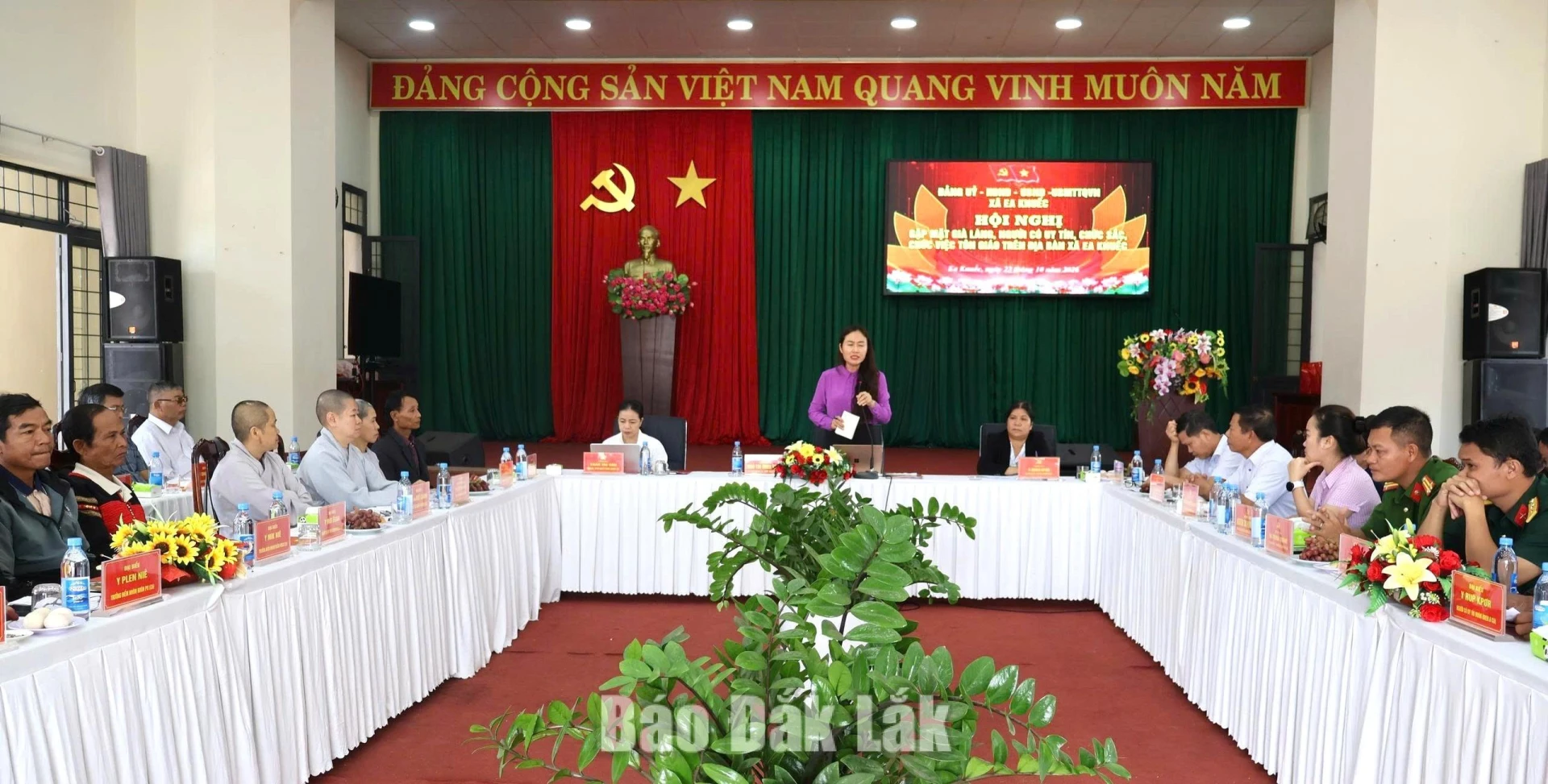 đồng chí Ngô Thị Minh Trinh, Bí thư Đảng ủy, Chủ tịch HĐND xã phát biểu tại hội nghị gặp mặt.
