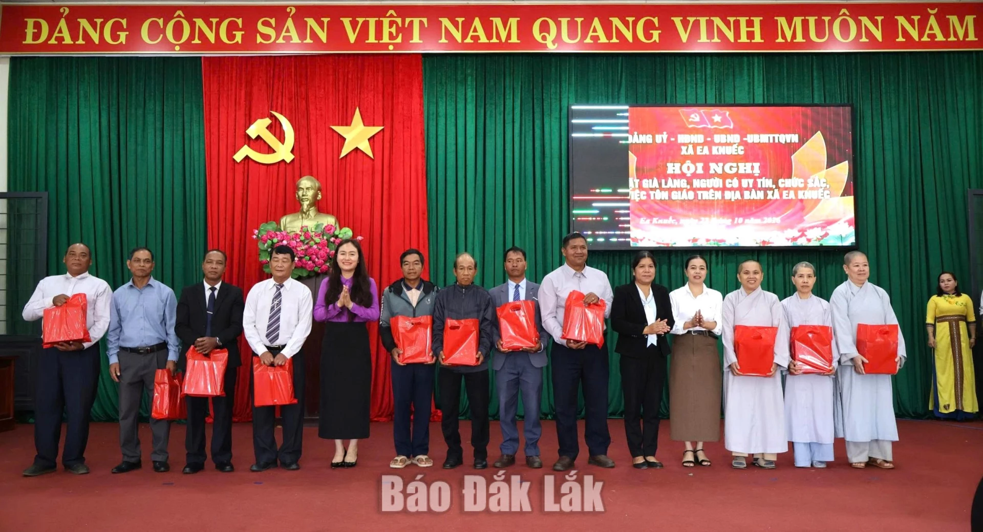 Lãnh đạo xã trao tặng 29 suất quà cho các già làng, người có uy tín, chức sắc, chức việc các cơ sở tôn giáo.