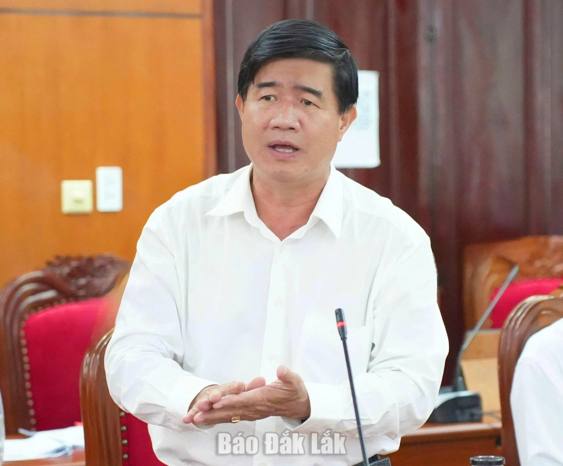 Phó Chủ tịch UBND tỉnh Nguyễn Thiên Văn phát biểu tại hội nghị.