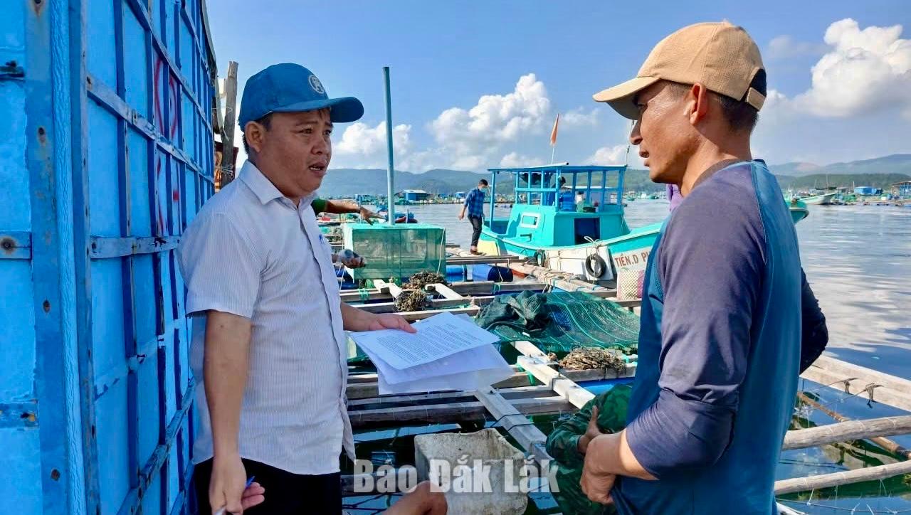 Cán bộ phường Xuân Đài tuyên truyền cho người dân trực tiếp trên biển.