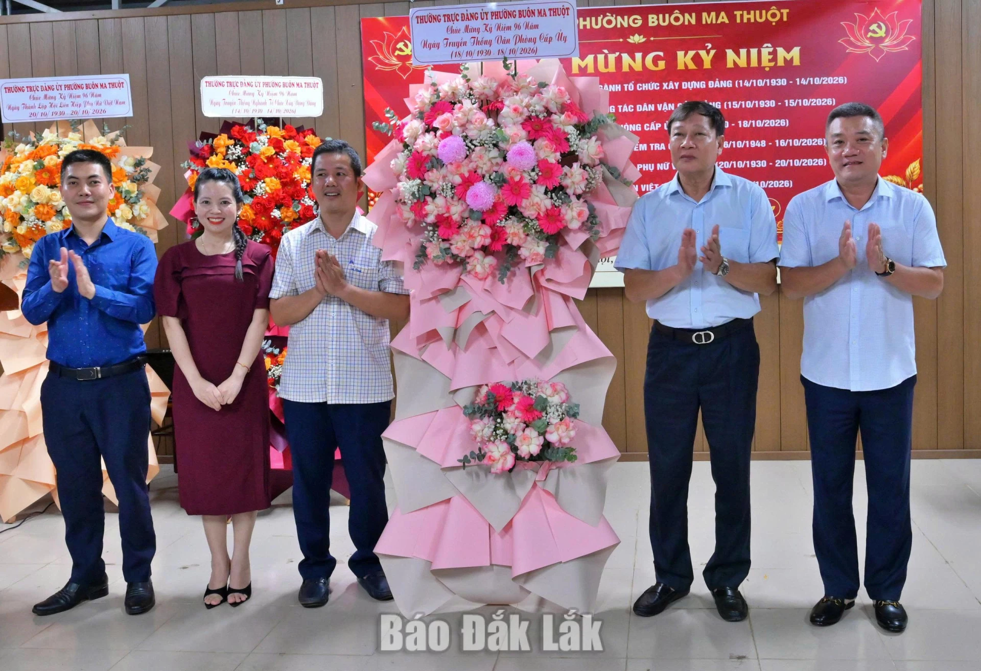 Thường trực Đảng ủy phường Buôn Ma Thuột tặng hoa chúc mừng Văn phòng Đảng ủy phường nhân kỷ niệm Ngày truyền thống Văn phòng cấp ủy.