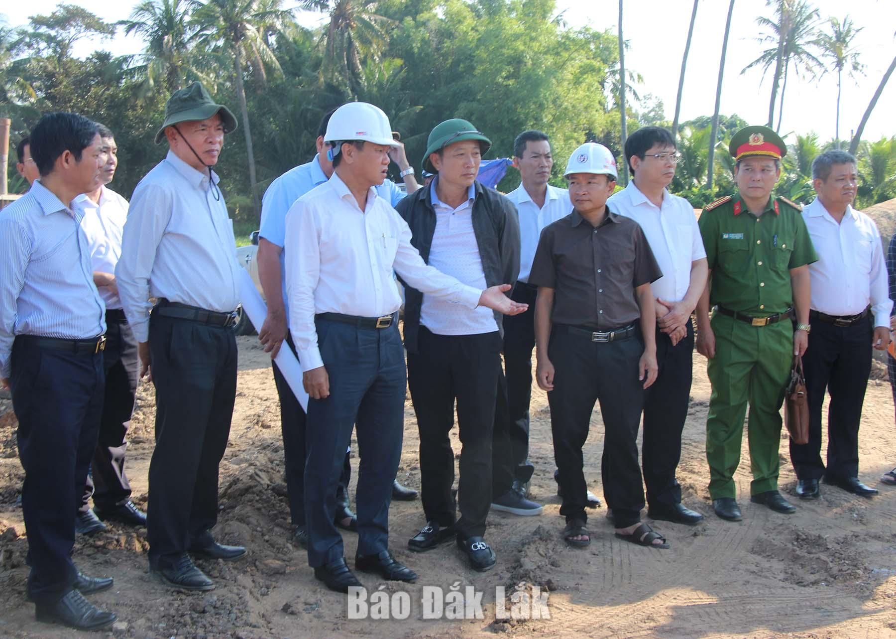 Tỉnh ủy viên, Phó Chủ tịch UBND tỉnh Đào Mỹ kiểm tra thực tế tại tuyến đường bộ ven biển đoạn qua xã Tuy An Nam.