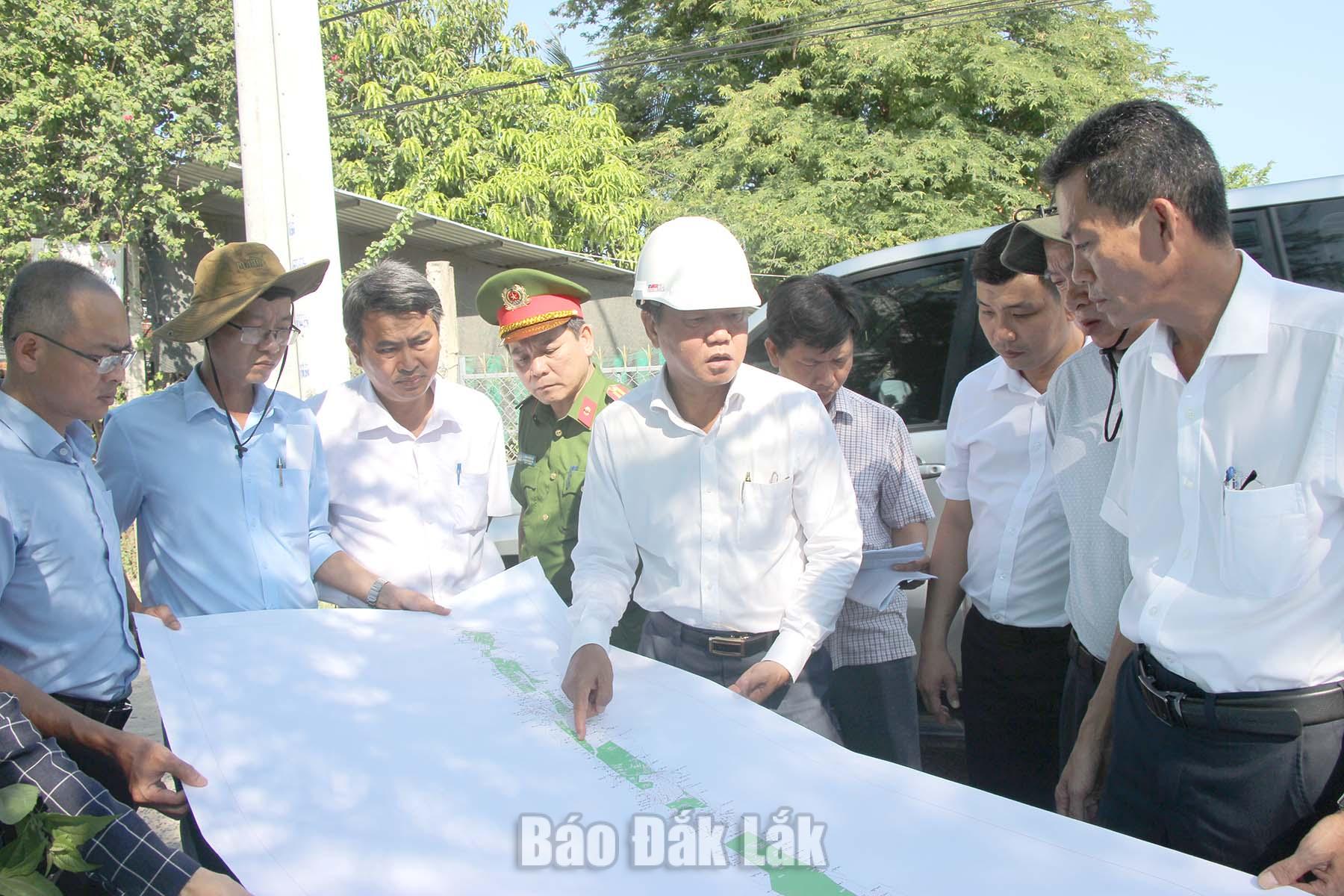 Phó Chủ tịch UBND tỉnh Đào Mỹ yêu cầu địa phương rà soát từng trường hợp, đẩy nhanh chi trả bồi thường, bàn giao mặt bằng.
