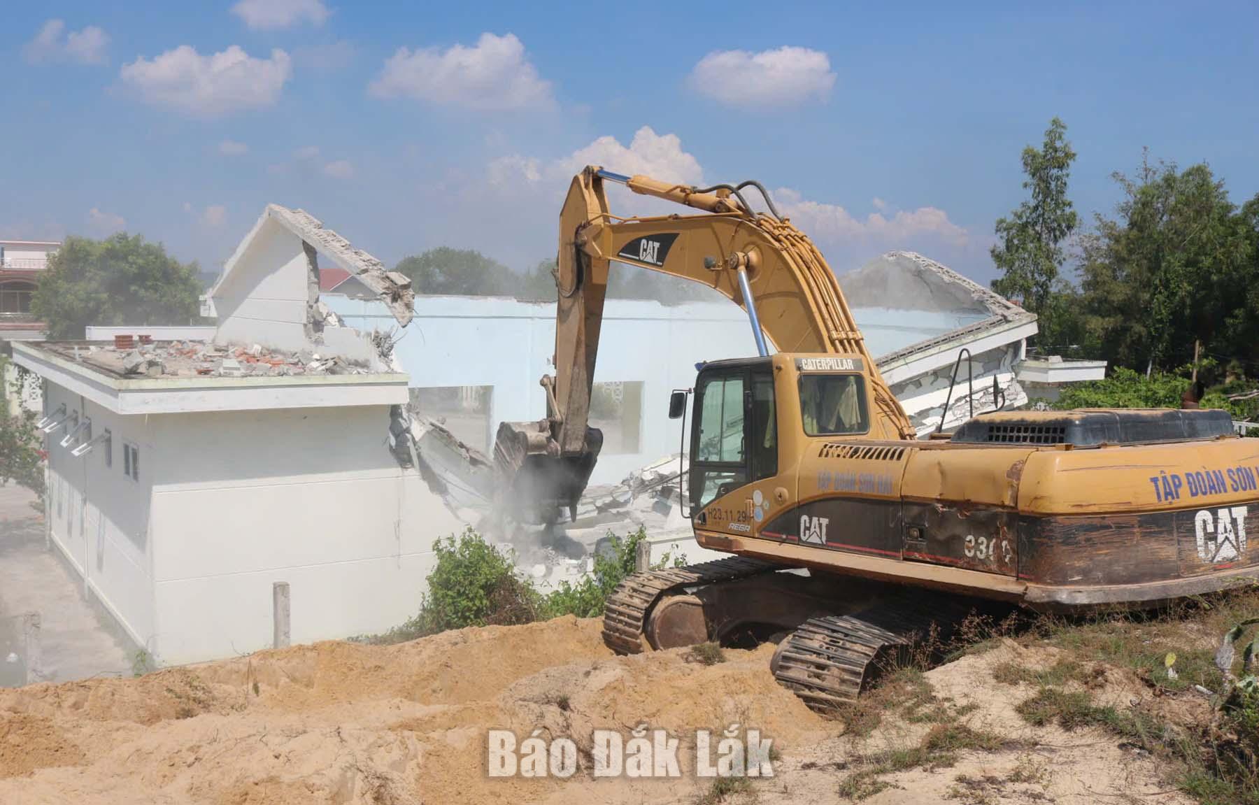 Tháo dỡ công trình, tạo mặt bằng sạch để thi công tuyến đường bộ ven biển.