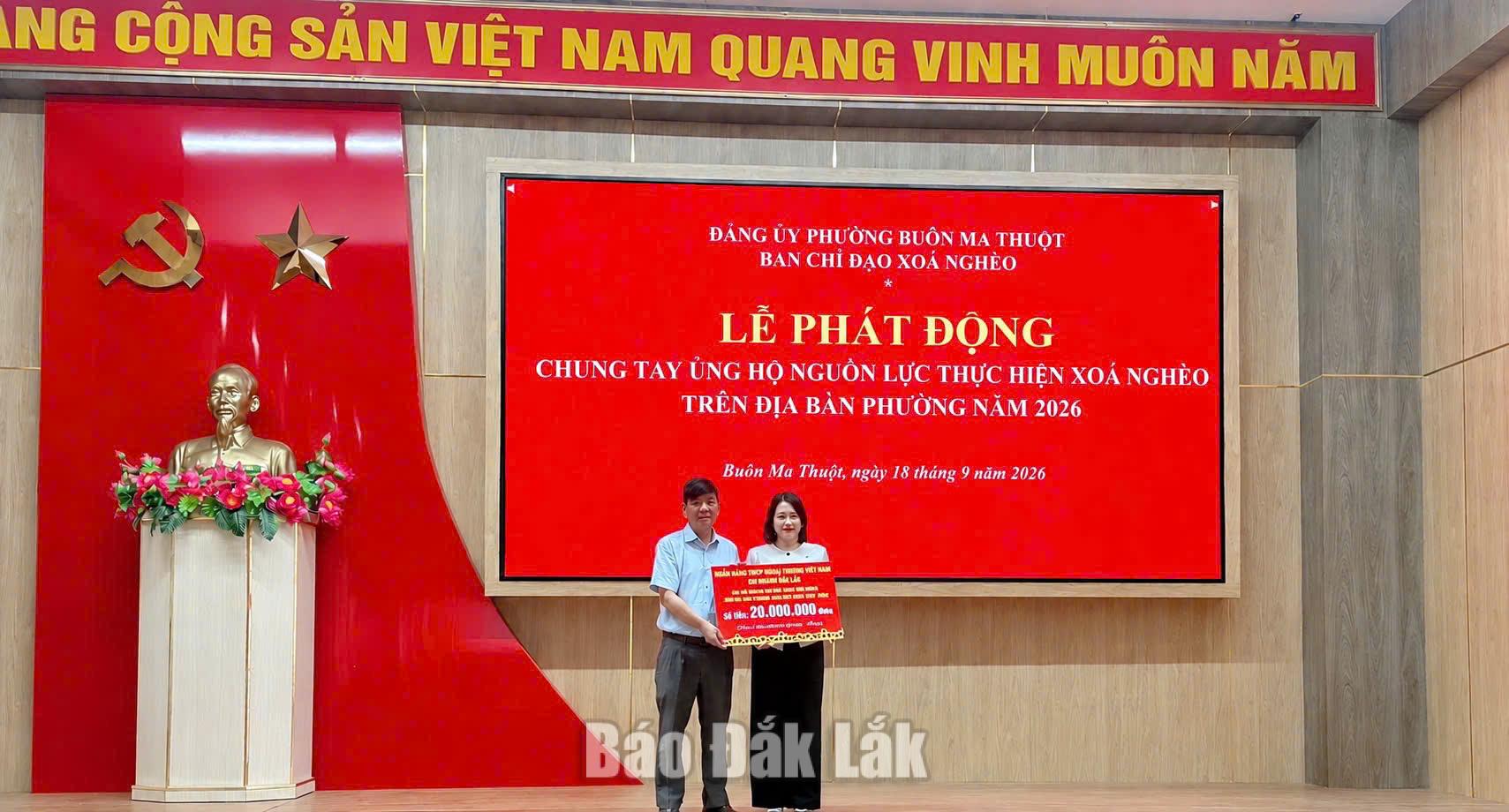 Lãnh đạo Vietcombank Đắk Lắk trao biểu trưng ủng hộ nguồn lực xóa nghèo trên địa bàn phường Buôn Ma Thuột.