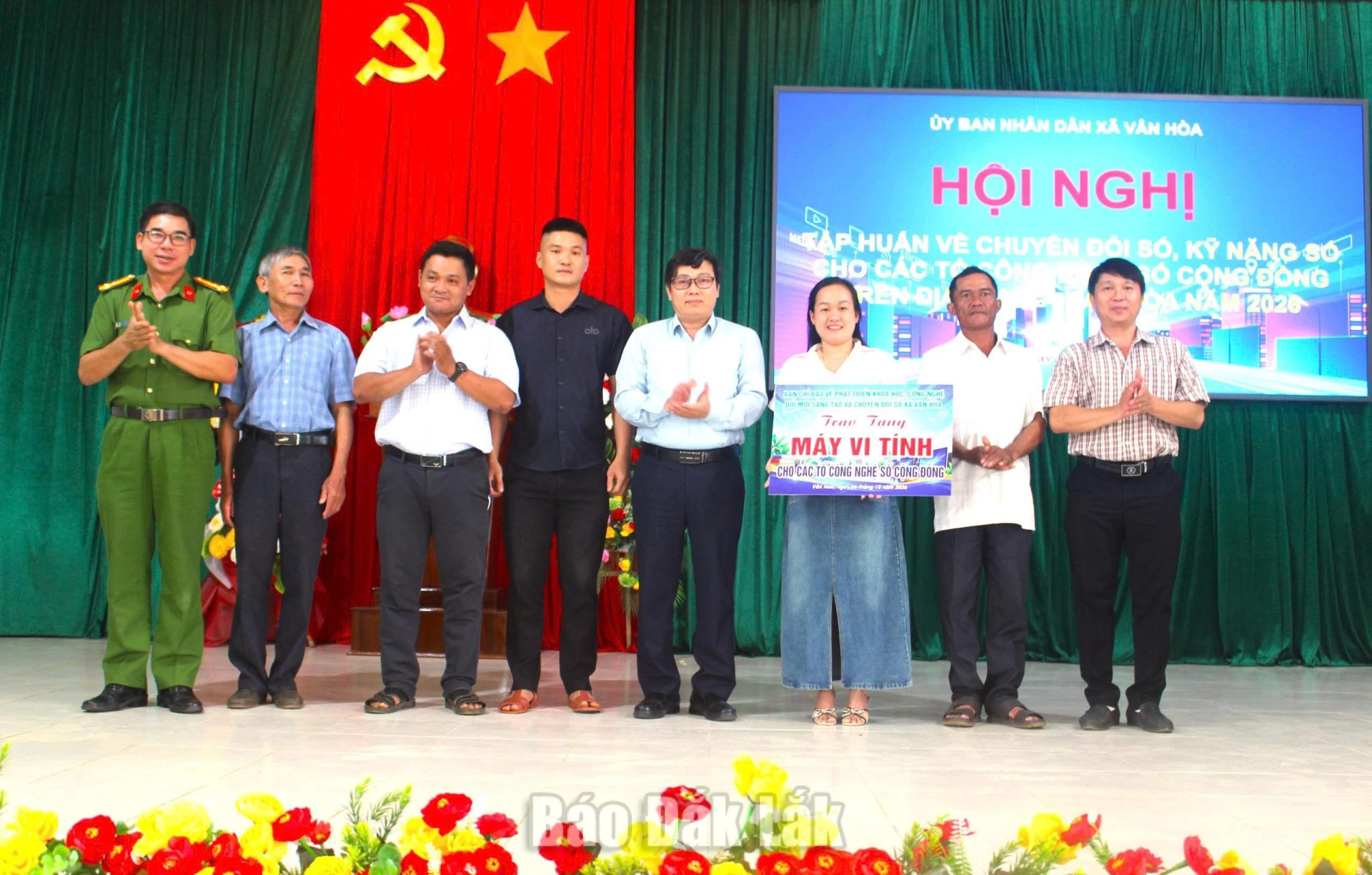 Ban chỉ đạo về phát triển khoa học, công nghệ đổi mới sáng tạo và chuyển đổi số xã Vân Hòa trao tặng 5 máy vi tính cho các tổ công nghệ số cộng đồng .