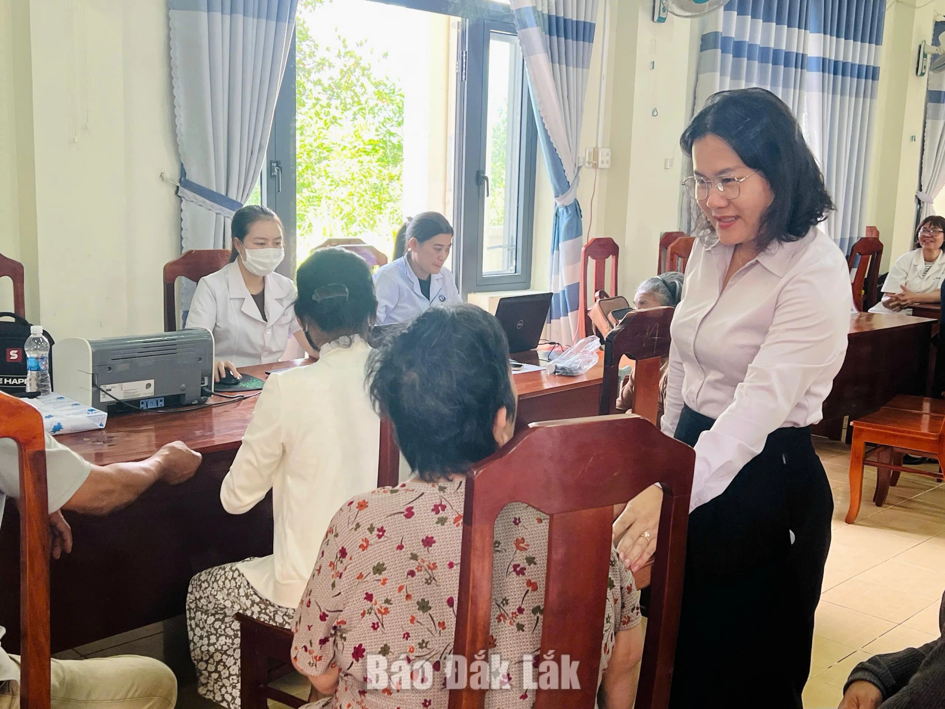 Lãnh đạo xã Sơn Hòa thăm hỏi người dân khám sức khỏe sàn lọc định kỳ, khám sàng lọc miễn phí tại địa phương.