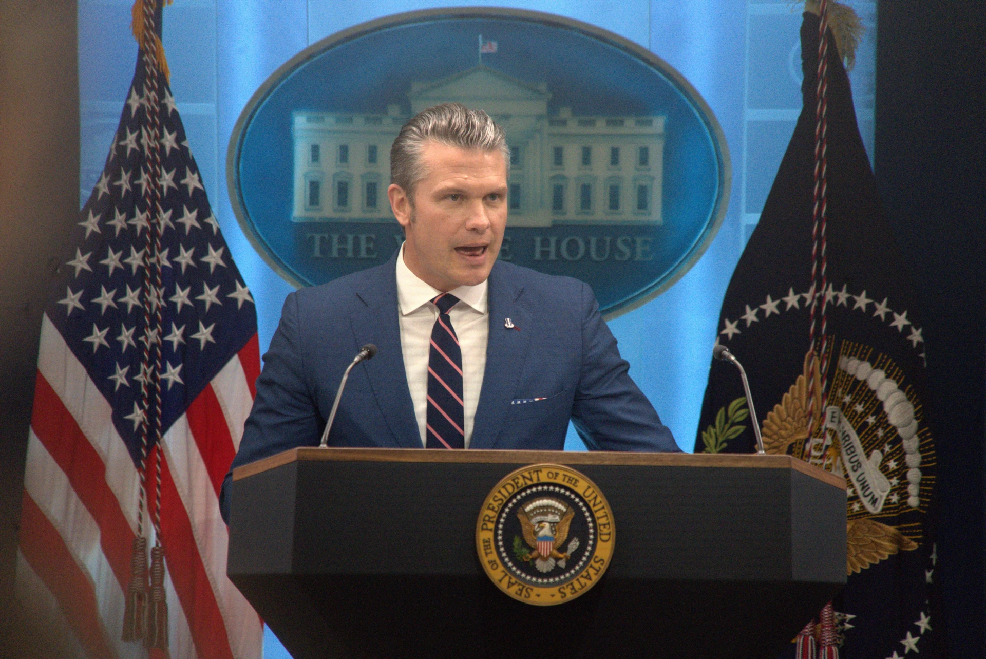 Bộ trưởng Quốc phòng Mỹ Pete Hegseth phát biểu họp báo tại Nhà Trắng. Ảnh: THX/TTXVN phát