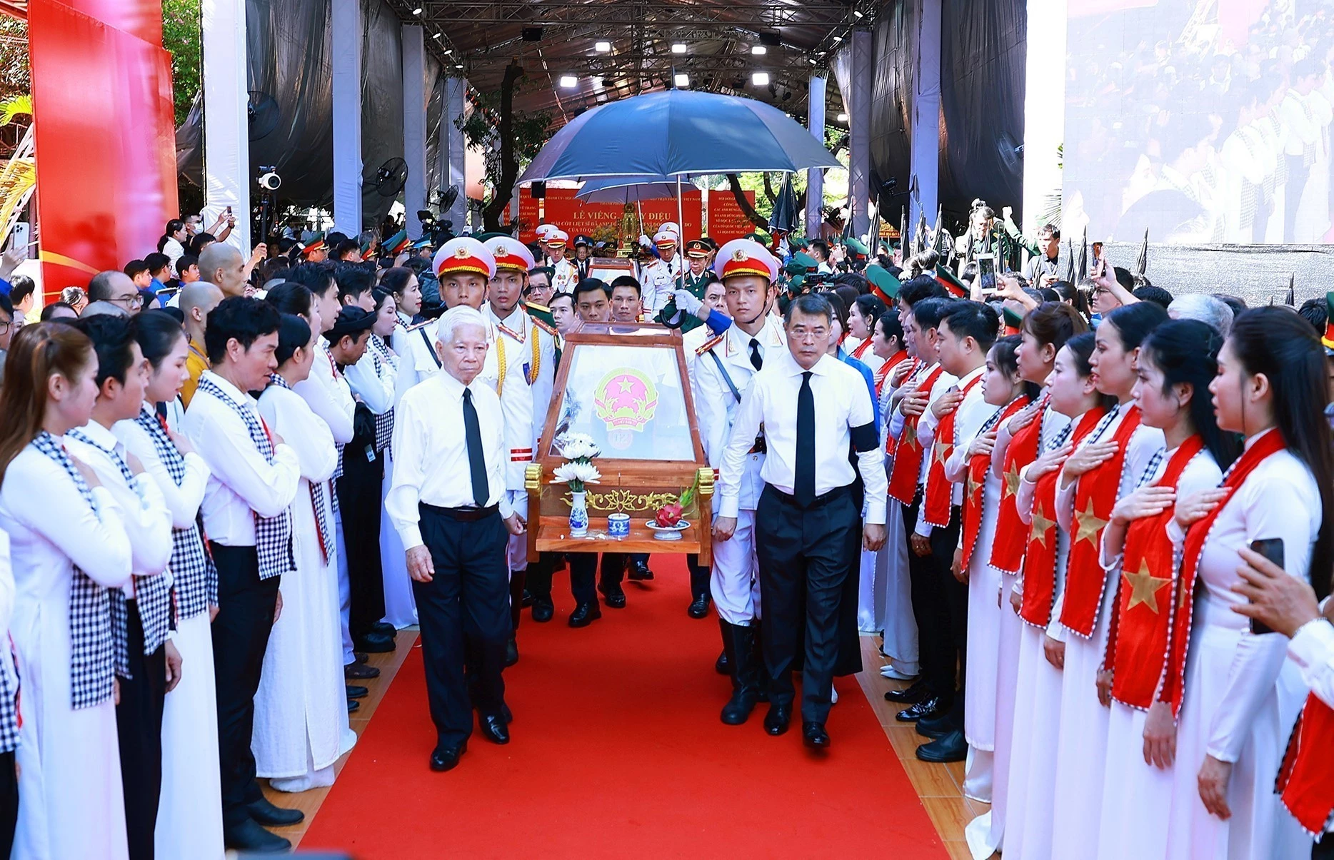 Thủ tướng Lê Minh Hưng và nguyên Ủy viên Bộ Chính trị, nguyên Chủ tịch nước Nguyễn Minh Triết cùng các đại biểu đưa hài cốt các Anh hùng liệt sĩ rời Công viên Lê Thị Riêng. Ảnh: Dương Giang – TTXVN