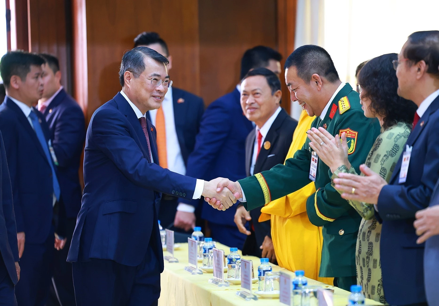 Thủ tướng Lê Minh Hưng với cán bộ, nhân viên Đại sứ quán và cộng đồng người Việt Nam tại Lào. Ảnh: Dương Giang – TTXVN