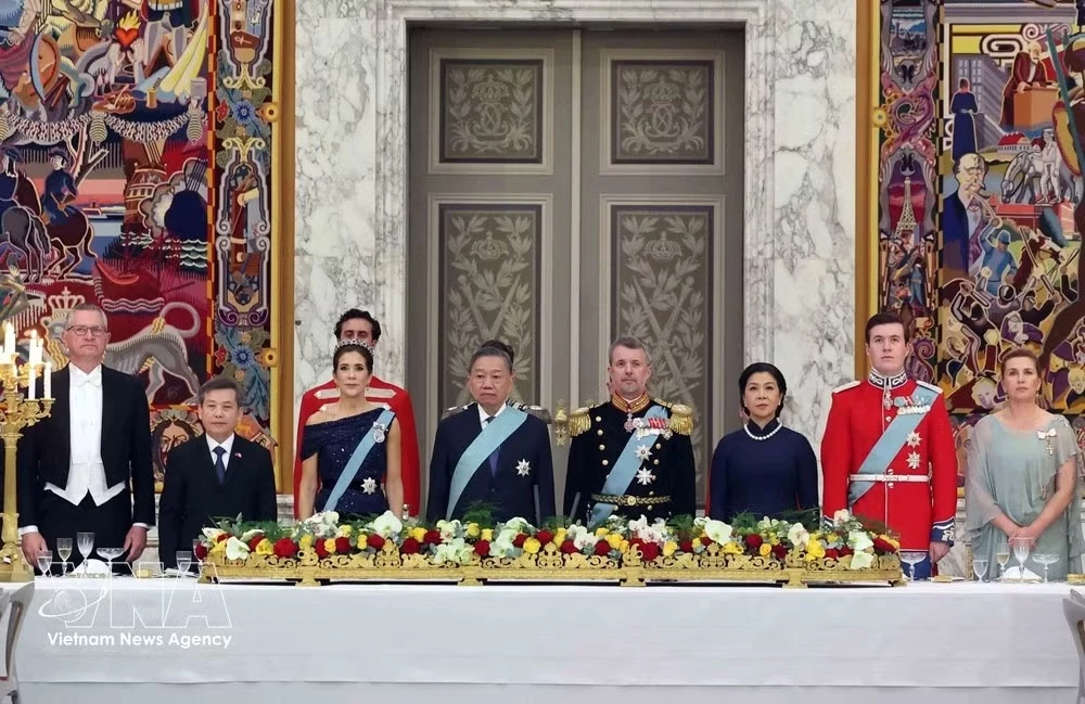 General Secretary of the Communist Party of Viet Nam Central Committee and President To Lam and his spouse Ngo Phuong Ly, Danish King Frederik X, Queen Mary, Crown Prince Christian and delegates perform the flag-raising ceremony. (Photo: VNA)