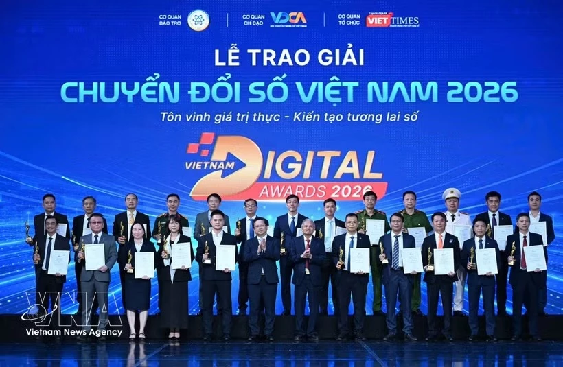Representatives of organisations and individuals receive the 2026 Viet Nam Digital Awards (Photo: VNA)