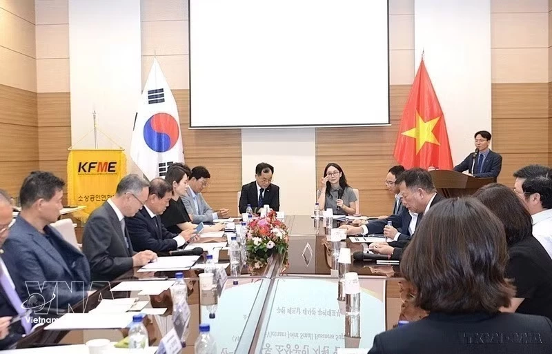 The Viet Nam Trade Office in the Republic of Korea and the Korea Federation of Micro Enterprise (KFME) hold a signing ceremony for a Memorandum of Understanding (MOU) to support the development of small-scale traders and micro-enterprises in both countries (July 2026). Photo: VNA