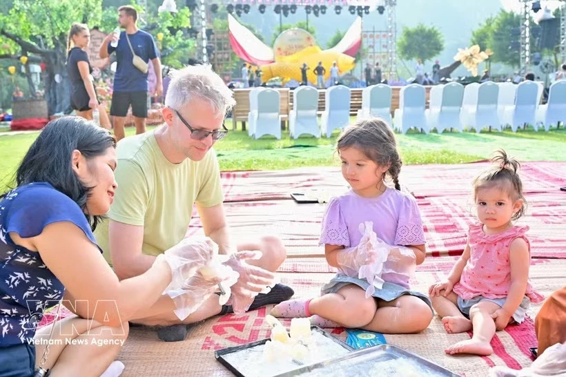 International tourists enthusiastically participate in activities associated with the Mid-Autumn Festival (Photo: VNA)