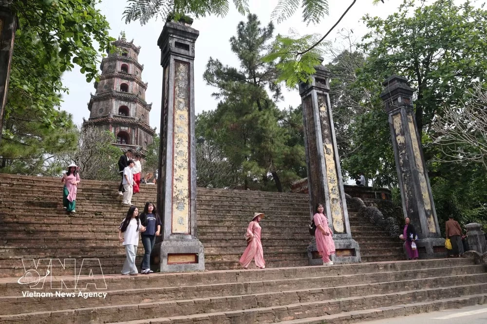 Tourists visit Thien Mu Pagoda in Hue. (Photo: VNA)