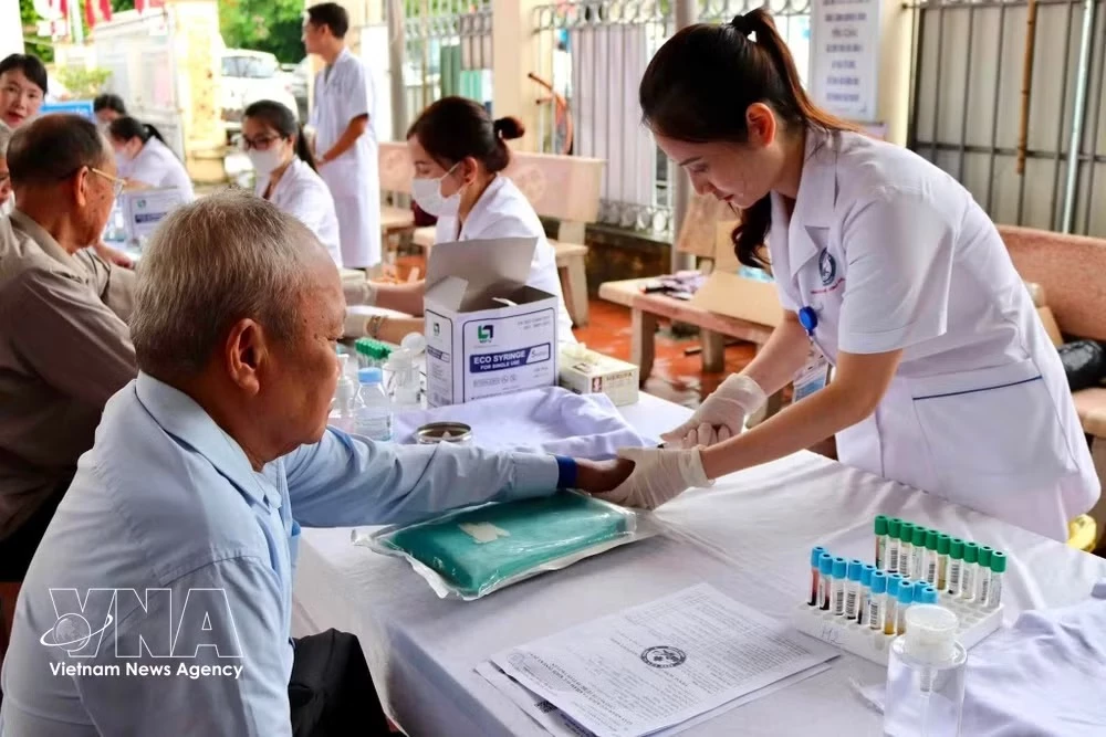The Ministry of Health, in coordination with the Ministry of Public Security, is tasked to complete the integration of electronic health records into the VNeID system for 100% of the population by June 30, 2027 (Photo: VNA)