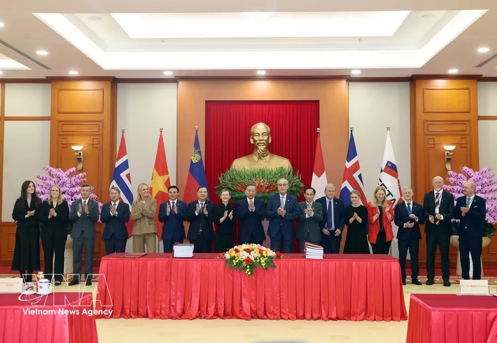 General Secretary of the Communist Party of Viet Nam Central Committee and President To Lam (middle) and delegates at the signing ceremony (Photo: VNA)