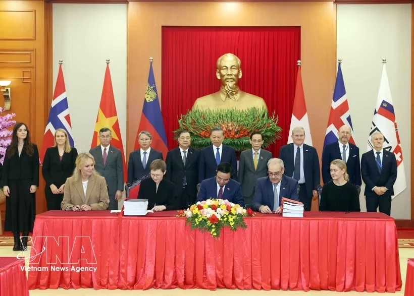 Representatives of Vietnam and the member states of the European Free Trade Association (EFTA) officially sign the Viet Nam-EFTA Free Trade Agreement (VEFTA) in Hanoi on October 18 (Photo: VNA)