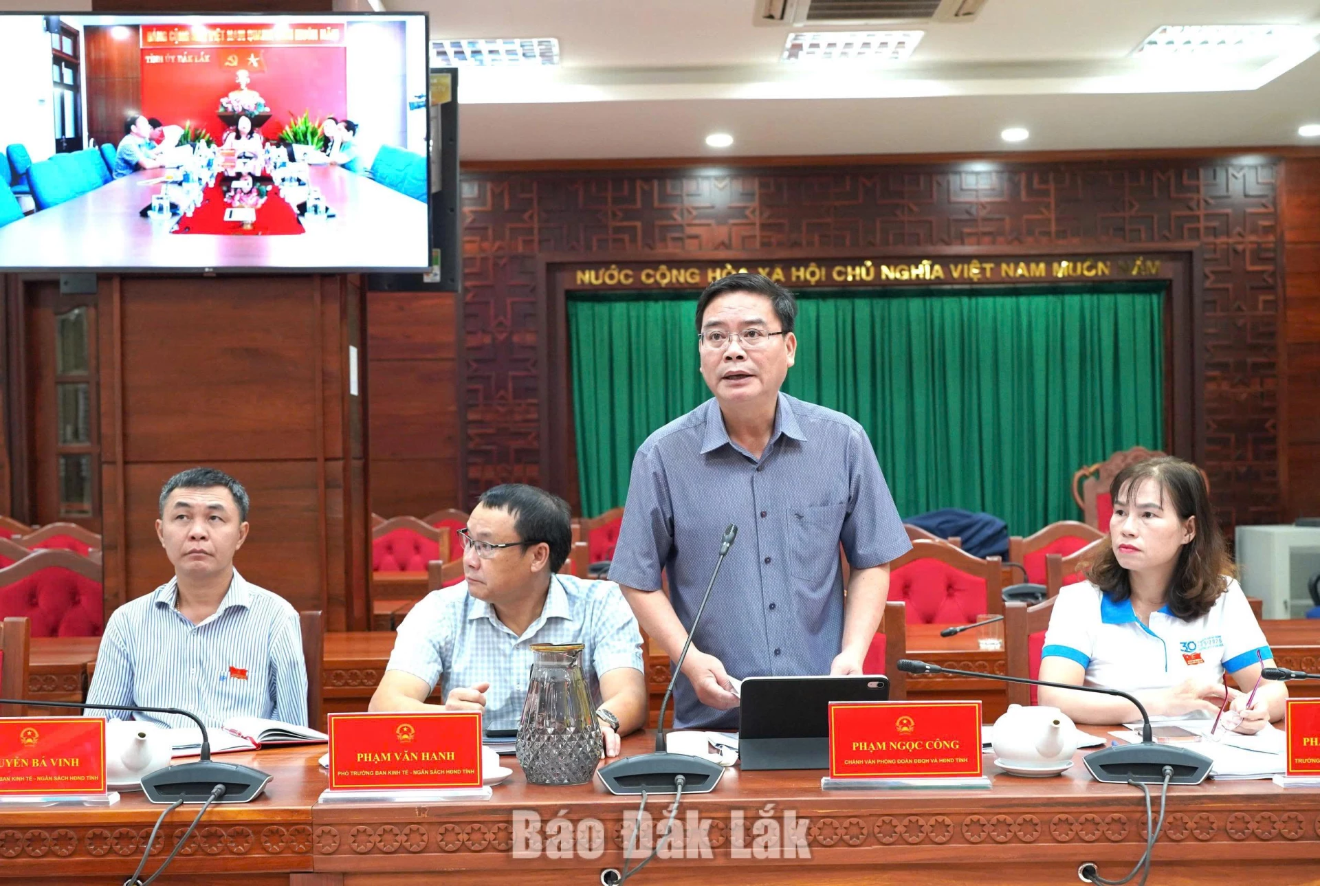 Chánh Văn phòng Đoàn ĐBQH và HĐND tỉnh Phạm Ngọc Công báo cáo một số nội dung tại phiên họp.