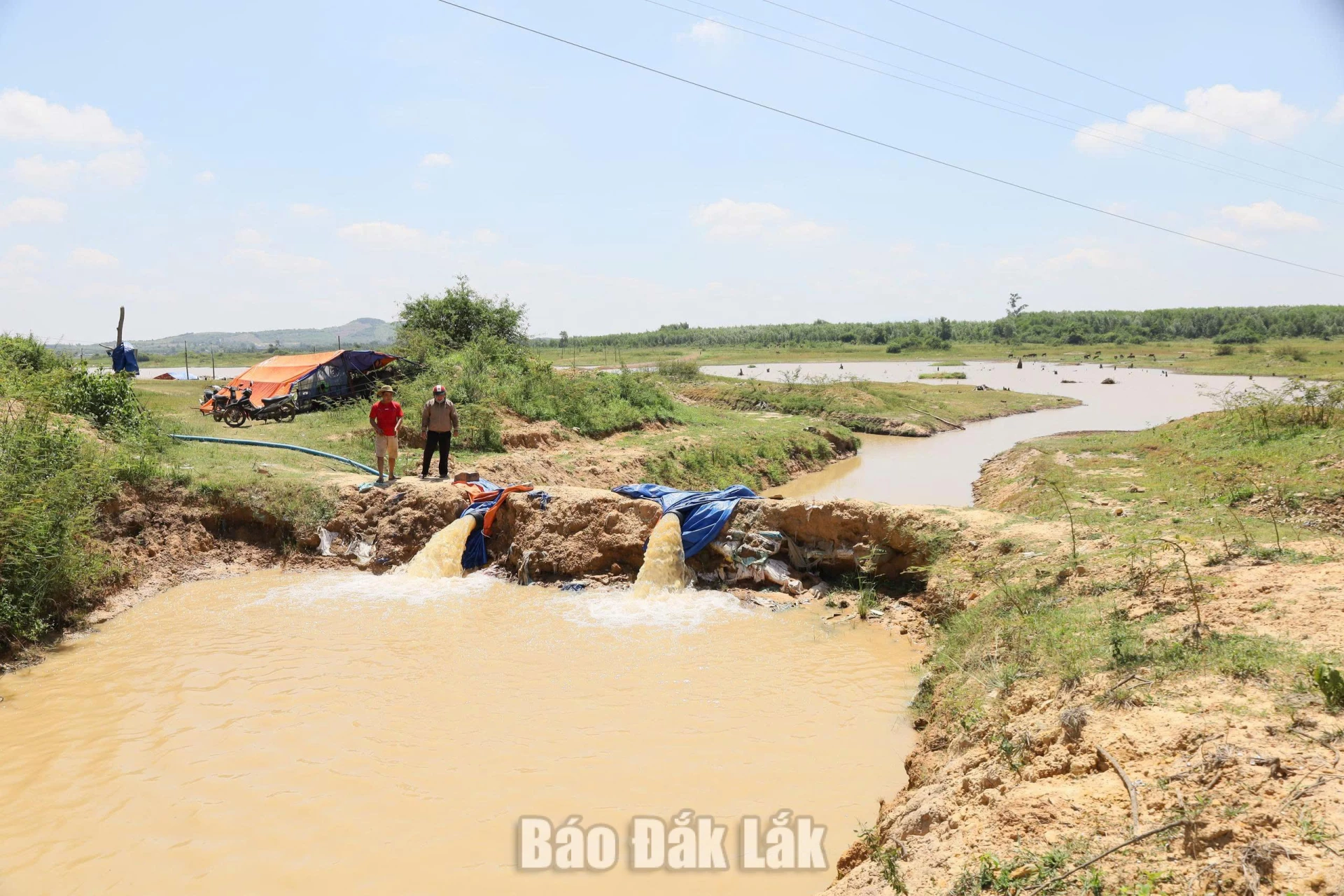 Điều tiết nước tưới chống hạn ở công trình thủy lợi hồ chứa Vụ Bổn vào mùa khô.