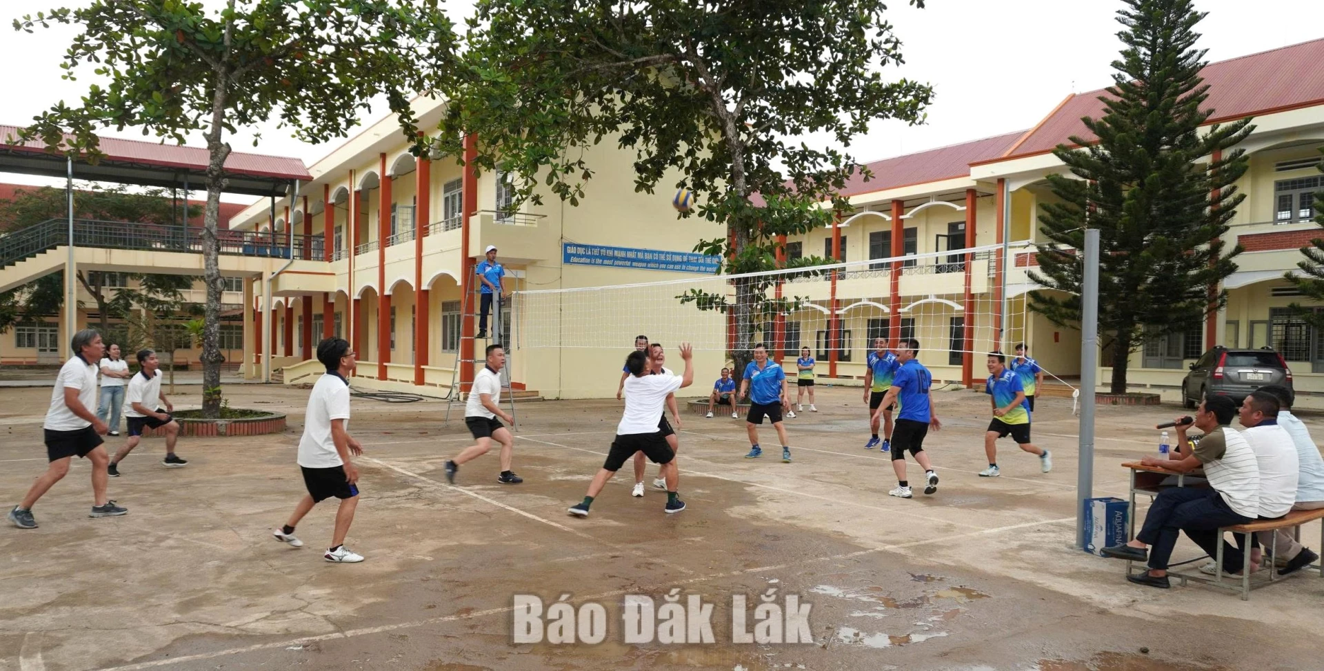Xã Hòa Mỹ và xã Ea Knốp tham gia giao lưu môn bóng chuyền nam.