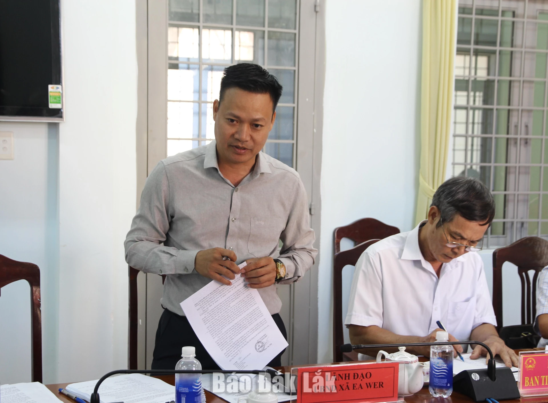 Đại diện lãnh đạo UBND xã Ea Wer phát biểu tại buổi tiếp công dân.