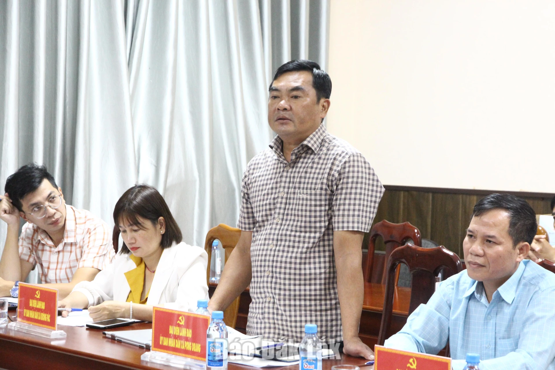 Đại diện lãnh đạo xã Pơng Drang đóng góp ý kiến tại buổi làm việc.