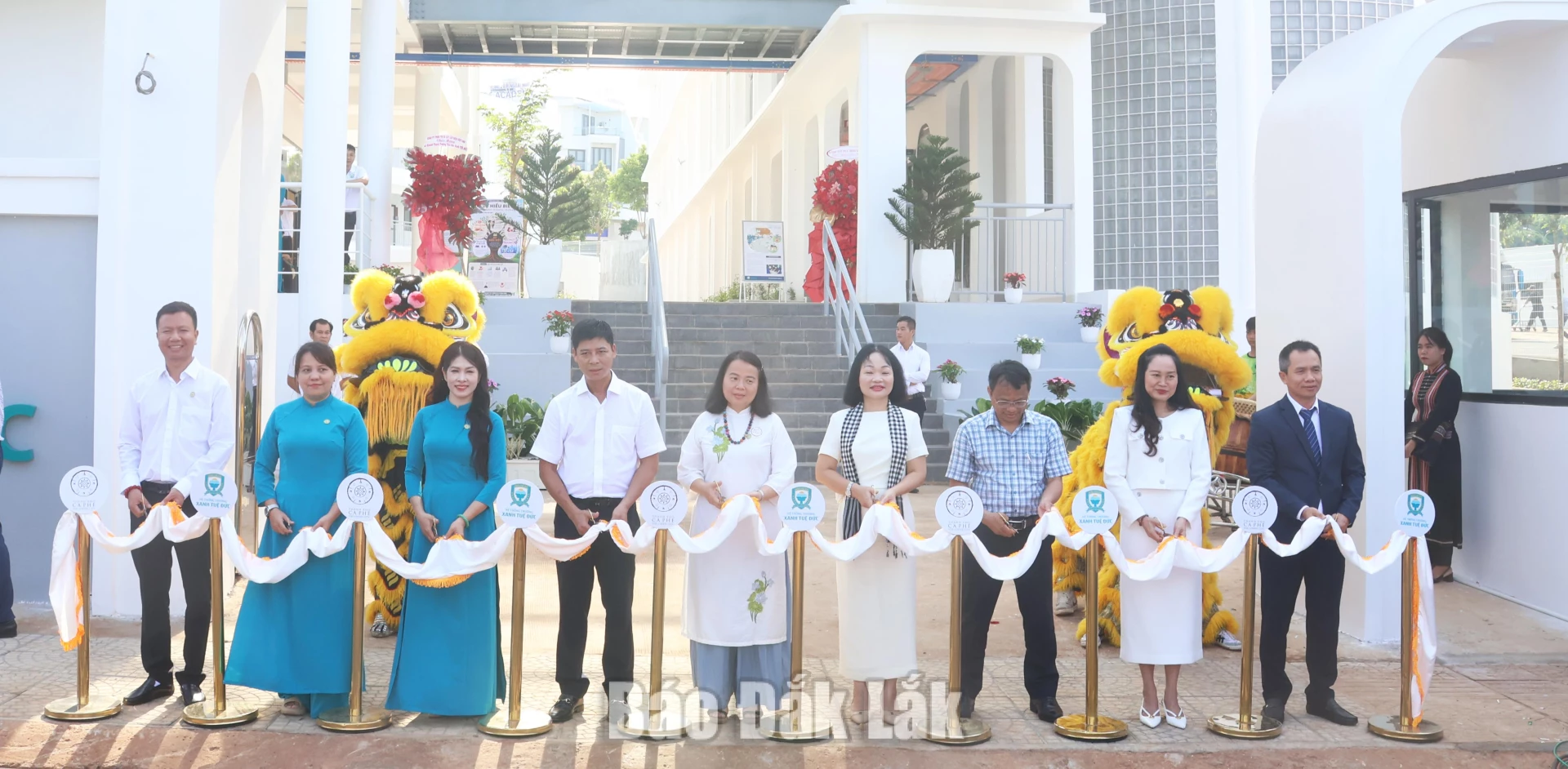 Đại biểu cắt băng khánh thành Trường Tiểu học Xanh Tuệ Đức.